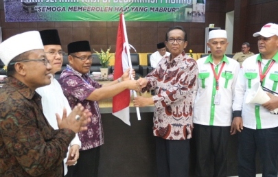 Penyerahan Jamaah Haji Kabupaten Pasaman Oleh Panitia Kepada Bupati Pasaman
