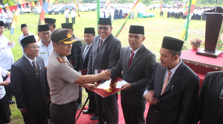 Kapolres Pasaman AKBP Hasanuddin serahkan lencana dan sertifikat pengabdian di HAB Ke_72 tahun 2018. (Afz)