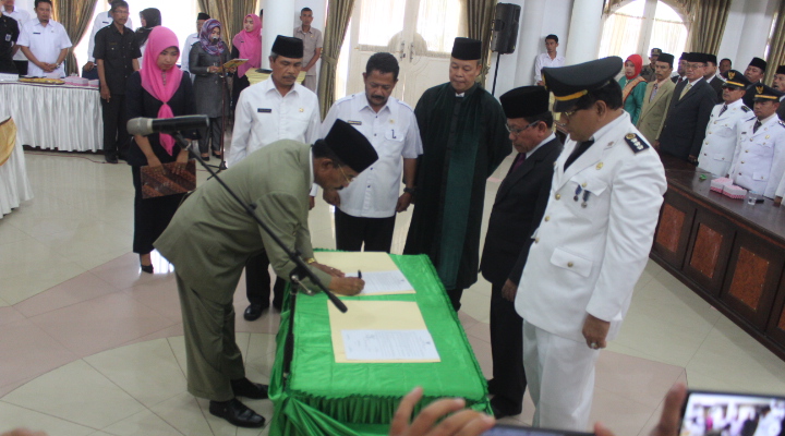 Bupati Pasaman H. Yusuf Lubis sedang menandatangani berkas Pengambilan sumpah dan pelantikan 175 pejabat struktural dan fungsional Pemkab Pasaman. (Afzal)*