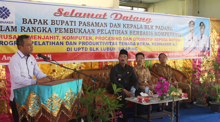 Kepala BLK Provinsi Sumatera Barat dari Padang sedang menyampaikan sambutan menjelang pembukaan acara pelatihan keterampilan di BLK Lubuk Sikaping. (Afzal)*