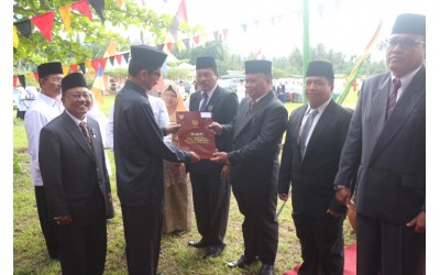 Ketua DPRD Pasaman Yasri serahkan lencana dan sertifikat pengabdian di HAB Ke_72 tahun 2018 di Lansat Kadap Rao Selatan. (Afz)