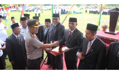 Kapolres Pasaman AKBP Hasanuddin serahkan lencana dan sertifikat pengabdian di HAB Ke_72 tahun 2018. (Afz)