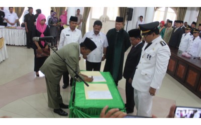 Bupati Pasaman H. Yusuf Lubis sedang menandatangani berkas Pengambilan sumpah dan pelantikan 175 pejabat struktural dan fungsional Pemkab Pasaman. (Afzal)*