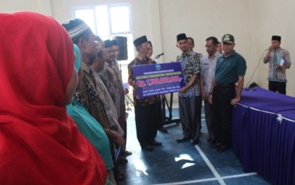 Bupati Pasaman Serahkan Bantuan Dana Kehormatan Guru LPTQ/MDA Sepasaman