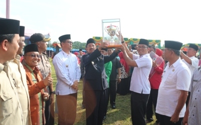 Bupati Tutup MTQ Ke-45 Kabupaten Pasaman, Kafilah Kecamatan Panti bertabur Hadiah.