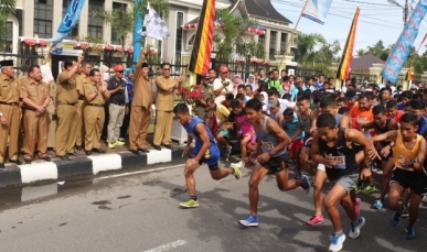 Menyambut HUT Kabupaten Pasaman Ke-72 Bupati Lepas Peserta Lomba Lari 5K Pelajar 10K Umum