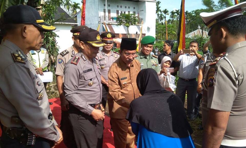 Disaksikan Oleh Bupati Kapolres Pasaman Resmikan Bedah Rumah Keluarga Tidak Mampu