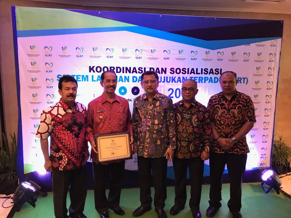 BUPATI PASAMAN H YUSUF LUBIS MENERIMA PENGHARGAAN SLRT AWARD DARI KEMENTERIAN SOSIAL RI 