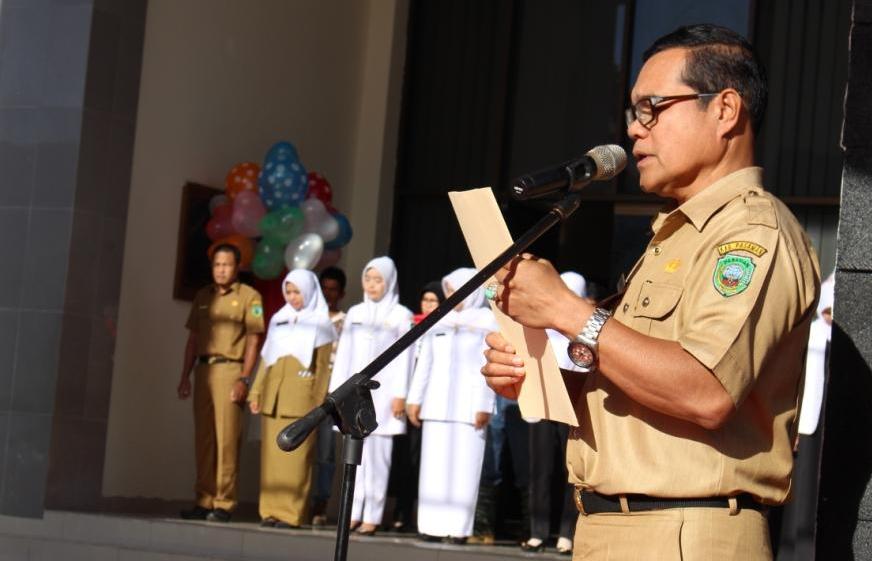 WAKIL BUPATI PASAMAN H. ATOS PRATAMA SERAHKAN 182 SK CPNS MENJADI PNS