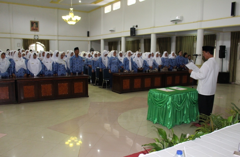 BUPATI PASAMAN MENGAMBIL SUMPAH/JANJI 182 PNS DILINGKUNGAN PEMKAB PASAMAN