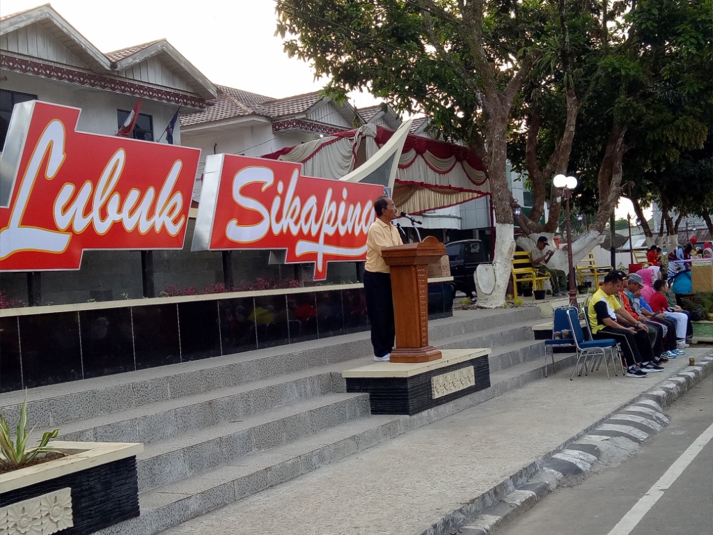 BUPATI BERSAMA WAKIL BUPATI PASAMAN MERESMIKAN PEMAKAIAN TAMAN KOTA LUBUK SIKAPING 