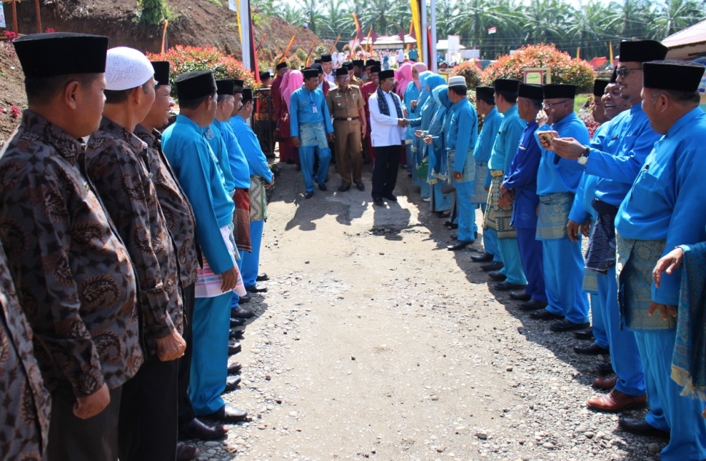 Dengan Pagar Betis, Para Kepala Sekolah Bersama Tenaga Pendidik Sambut Bupati Pasaman Di Zona Tahfizd Al-Qur’an