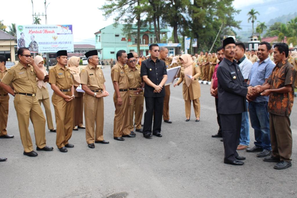 Bupati Pasaman Serahkan Alat Dan Mesin Pertanian Traktor Roda 4  Dan Mesin Panen Combine Harvester 