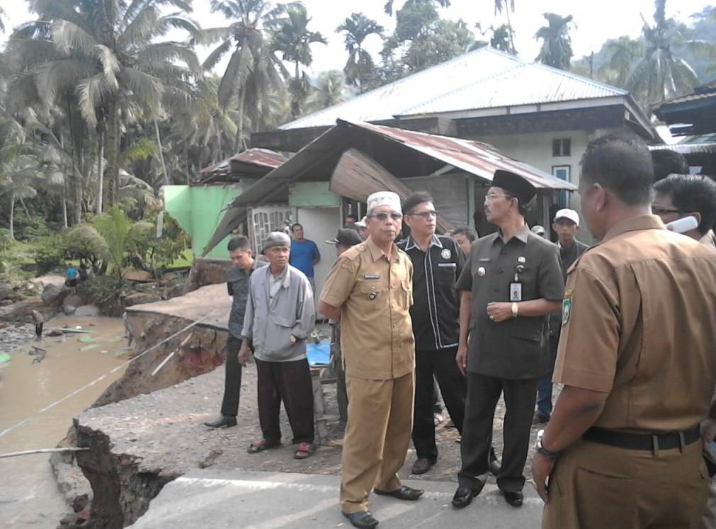 BUPATI H. YUSUF LUBIS. SH.MSi TINJAU LANGSUNG LOKASI BENCANA AMPANG GADANG 