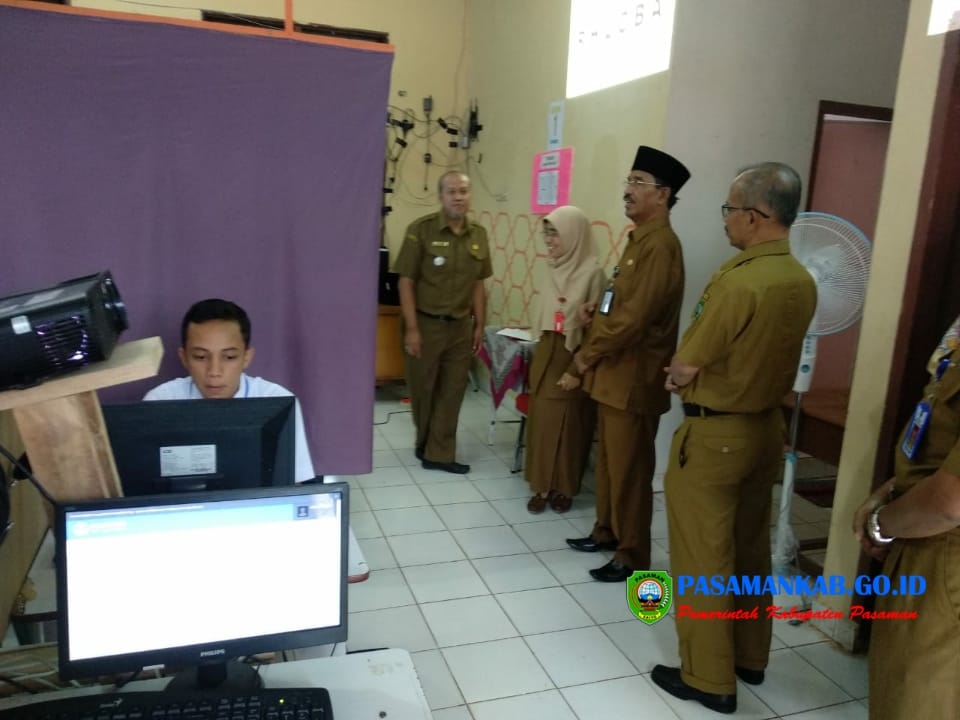 BUPATI H. YUSUF LUBIS. SH. MSi MONITOR LANGSUNG UNBK DI PASAMAN