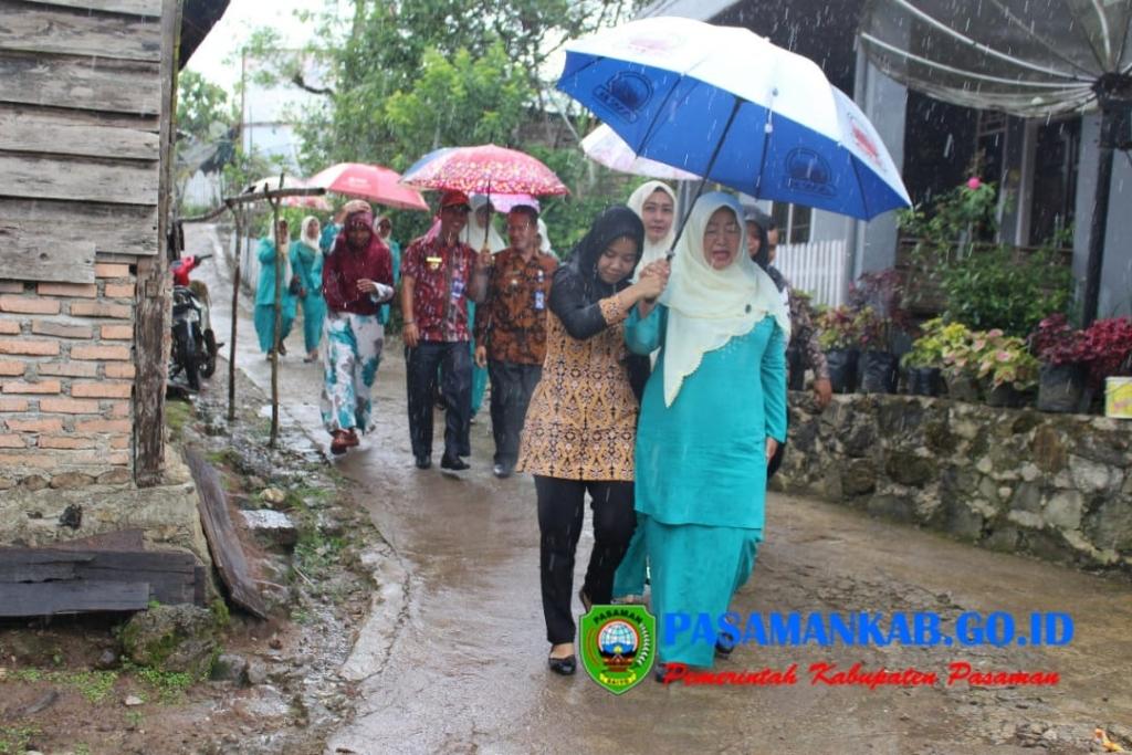 DIBAWAH GUYURAN HUJAN, HATINYA PKK NAGARI CUBADAK DINILAI TIM PROVINSI SUMBAR