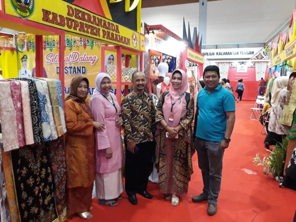 Batik Khas Pasaman Beri Warna Baru di Inacraft 2019  