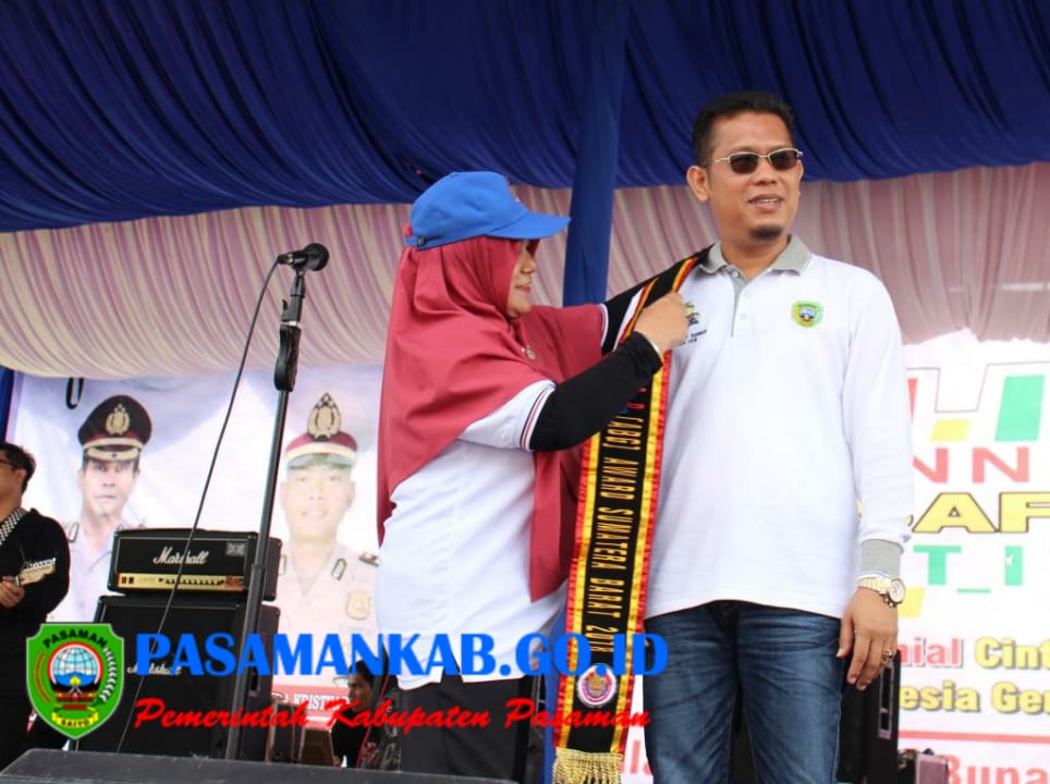 Wabup Atos Pratama Dinobatkan Jadi Ayah GenRe Kabupaten Pasaman Pada Acara Millennial Road Safety Festival Tahun 2019