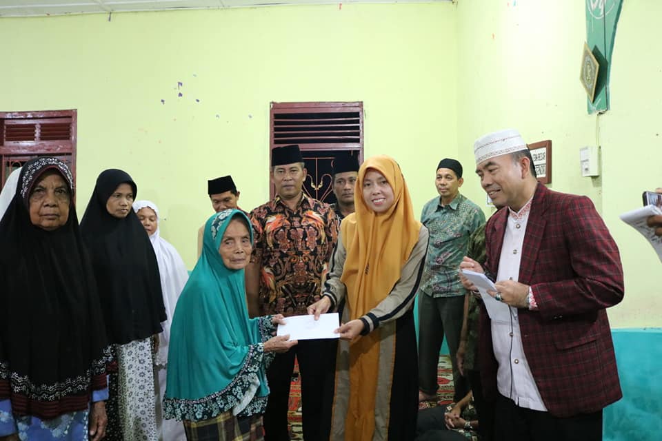 Baznas Pasaman Bersama Tim VIII Safari Ramadan  Pemda Serahkan Bantuan Untuk Lansia dan KKM Di Masjid An-Nur Jorong Biduak, Ganggo Mudiak Bonjol