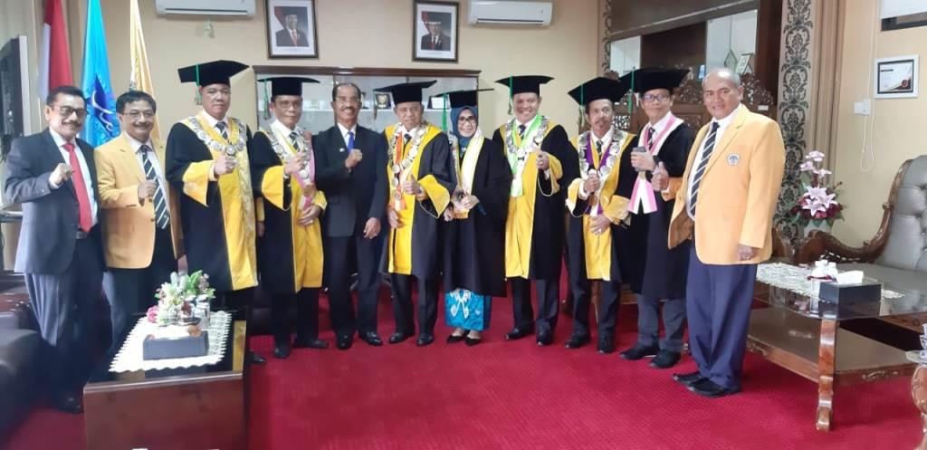 H.YUSUF LUBIS MEMBERIKAN ORASI ILMIAH   PADA WISUDA KE 116 UNP