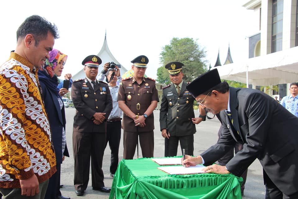 Bupati Pasaman H. Yusuf Lubis, SH, M.Si Tandatangani Naskah Pemberian Hibah Daerah Untuk Pilkada