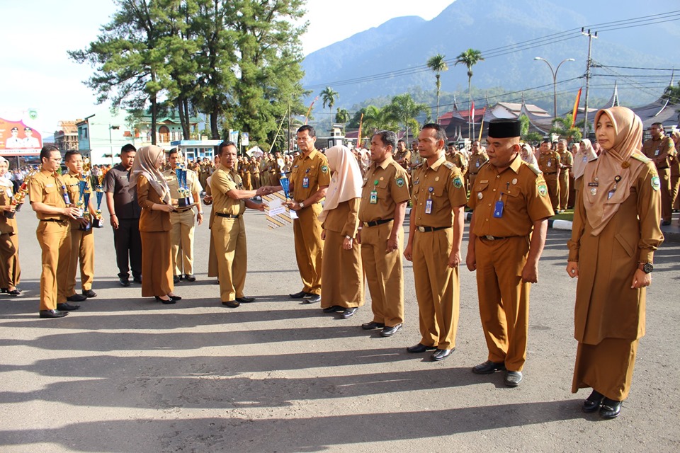 Sekda Drs. H. Mara Ondak Serahkan Penghargaan Penilaian Kinerja Sangat Tinggi SKPD Tahun 2018