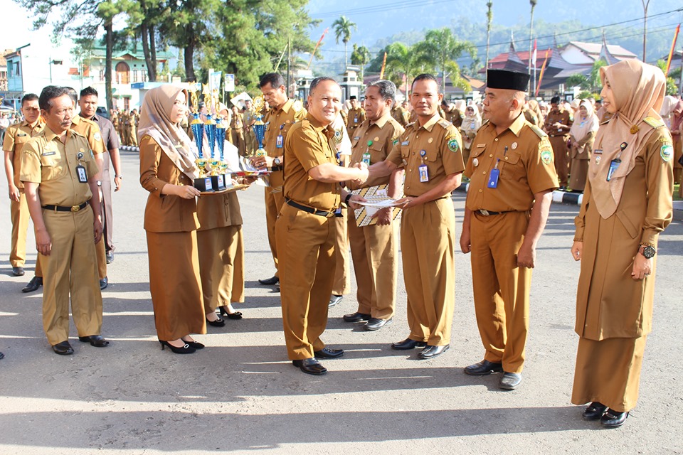 Pemkab Pasaman Serahkan Penghargaan Penilaian Kinerja Sangat Tinggi Kecamatan Tahun 2018