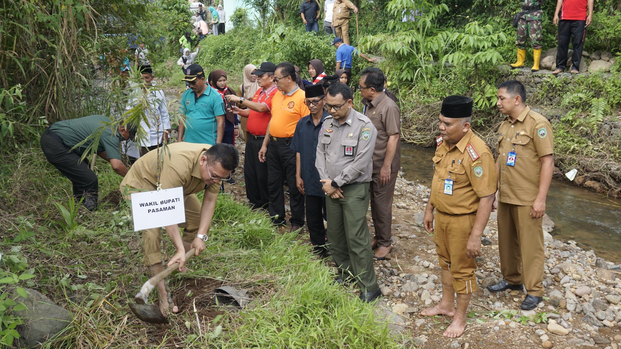 Peduli Lingkungan Hidup Dan DAS, Wabup H. Atos Pratama, ST Tanam Bambu