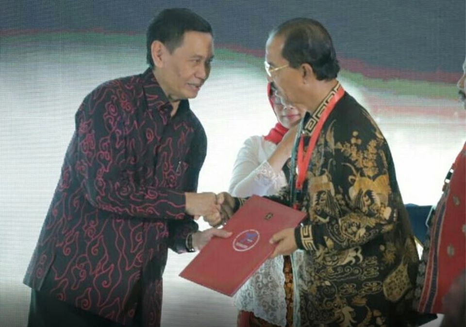 Bupati Pasaman Terima Penghargaan Peduli HAM