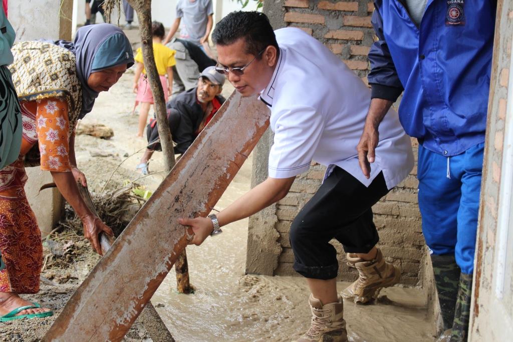 Dipimpin Langsung Wabup H. Atos Pratama, ST Galodo Banjir Bandang Pasaman Di Tangani