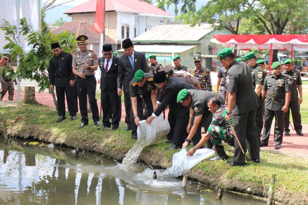 Meriahkan Sertijab Dandim 0305 Pasaman, Bupati H. Yusuf Lubis, SH, M.Si bersama Danrem 032 Wirabraja Melepas Ikan