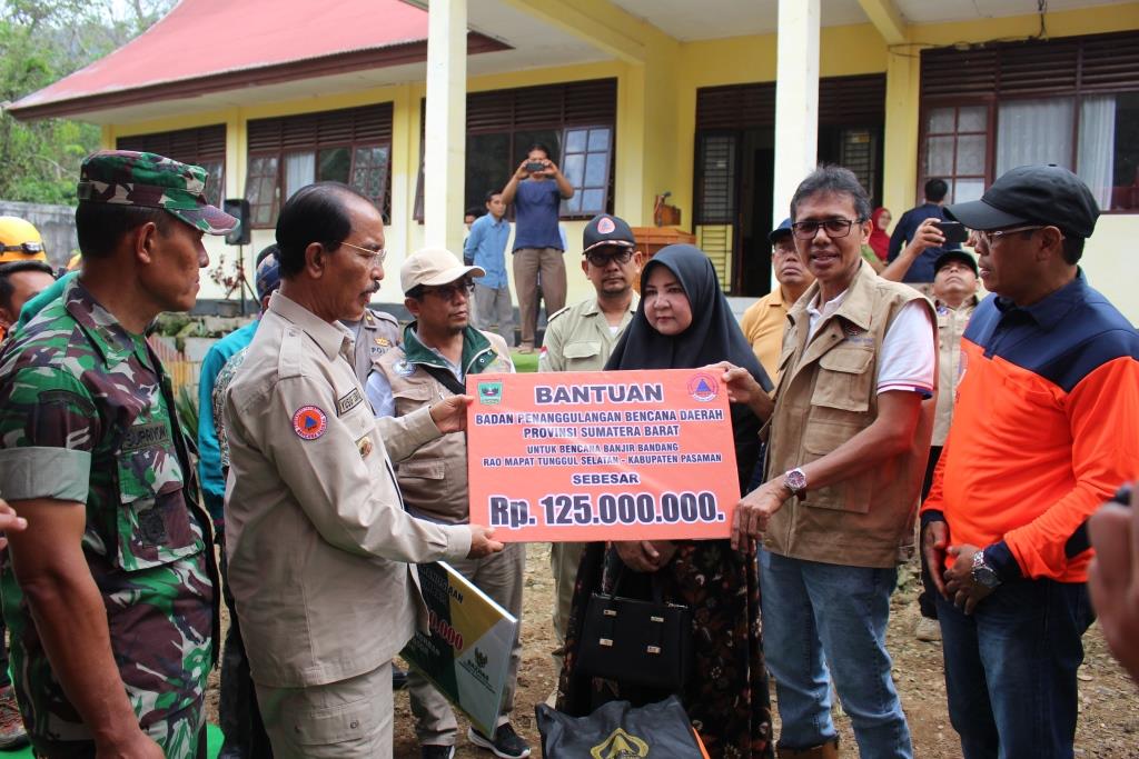 Gubernur Sumbar Serahkan Bantuan Korban Banjir Pasaman