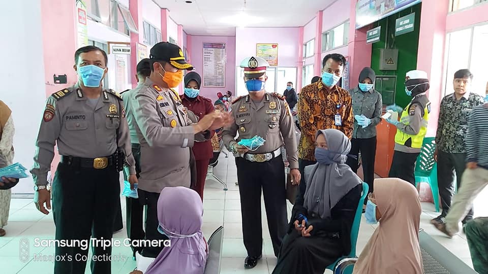 Kapolres Pasaman Bagikan Masker Kepada Pengunjung RSUD Lubuk Sikaping