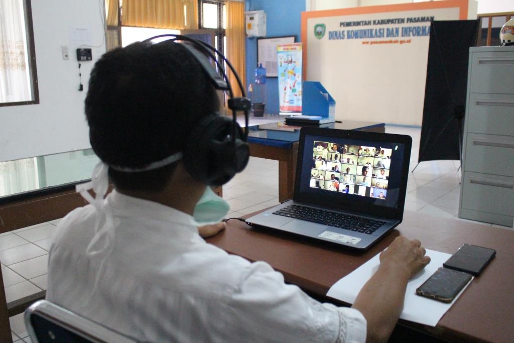 Bupati Pasaman H. Yusuf Lubis, SH, M.Si Pimpin Rapat SKPD Melalui Video Conference