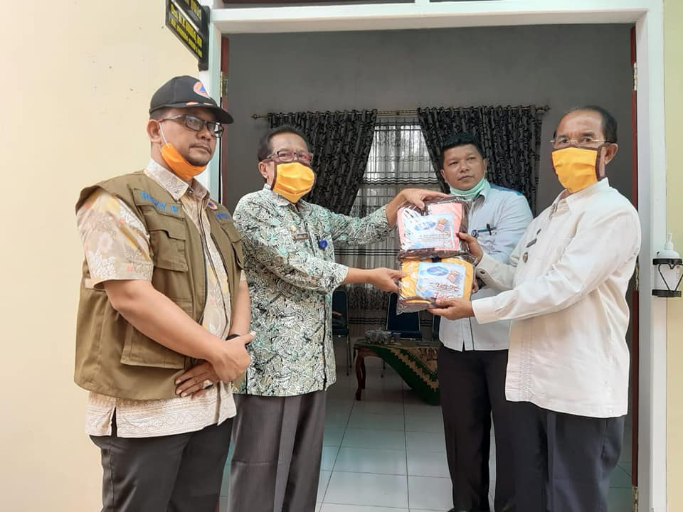 Bupati H. Yusuf Lubis, SH, M.Si Menerima 1.000 Masker Produk BLK Lubuk Sikaping