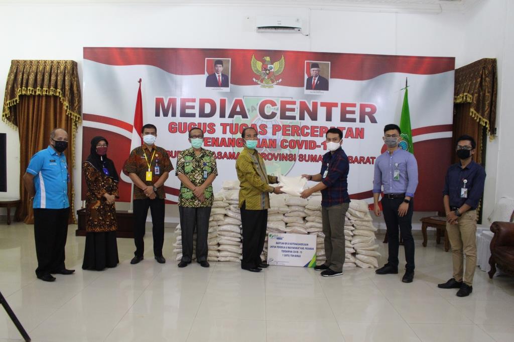 Bupati H. Yusuf Lubis, SH, M.Si Menerima Bantuan 1 (satu) Ton Beras dari BPJS Ketenagakerjaan