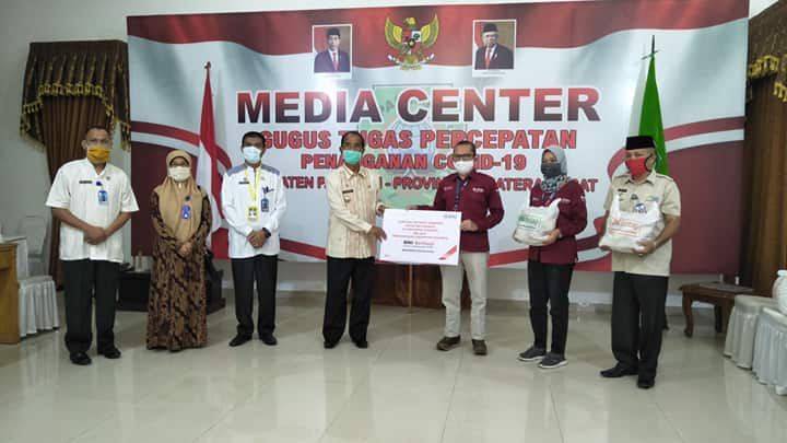 Bupati H. Yusuf Lubis, SH, M.Si Menerima 150 Paket Sembako  Dari BNI Lubuk Sikaping Untuk Masyarakat Pasaman Terdampak Covid-19