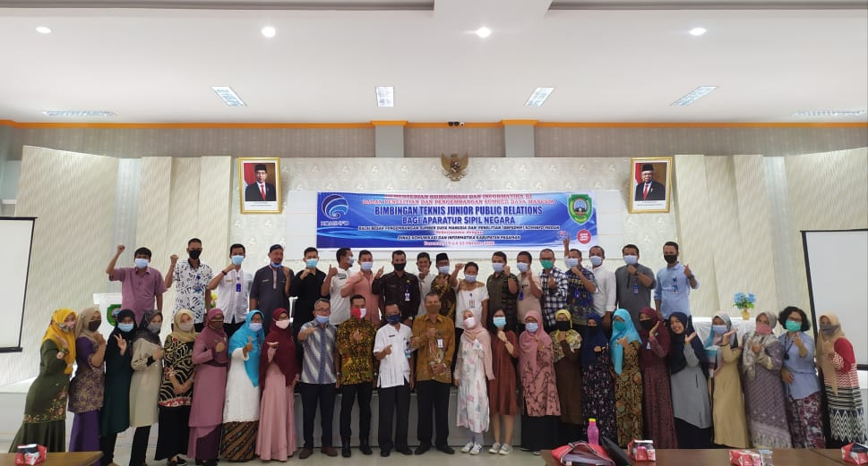 Bupati Pasaman Diwakili Oleh Kepala Dinas Komunikasi dan Informatika Kabupaten Pasaman Menutup Bimtek Junior Public Relation