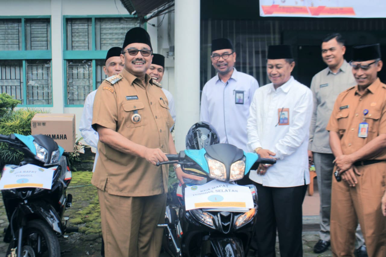 Serahkan 10 Sepeda Motor Untuk Penyuluh Agama,   Bupati Benny Utama Minta Kemenag Susun Program Pasaman Berimtaq 