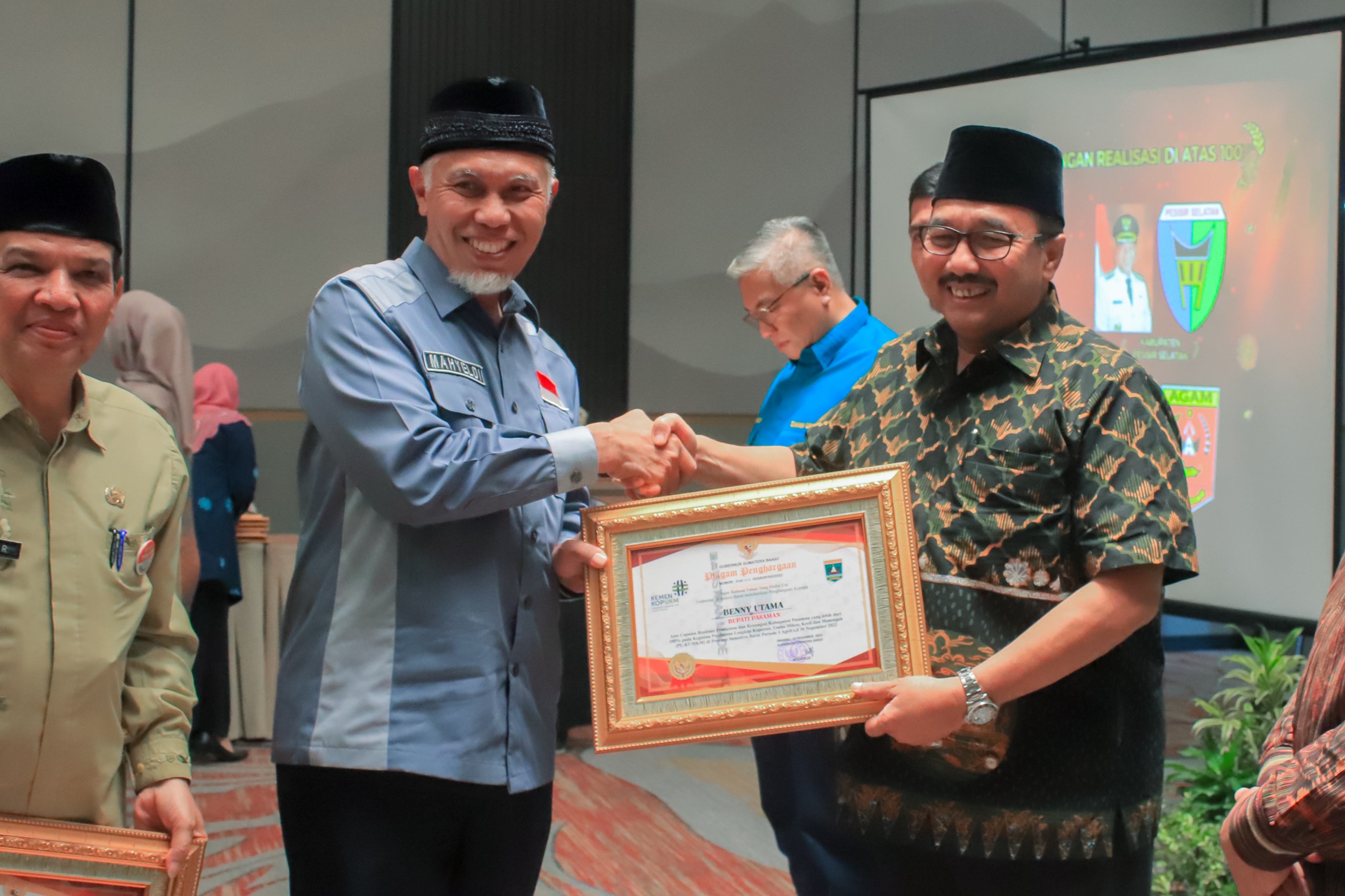 Bupati Pasaman H. Benny Utama terima penghargaan SIDT-PL-KUMKM Kementrian Koperasi dan UKM RI tahun 2022  