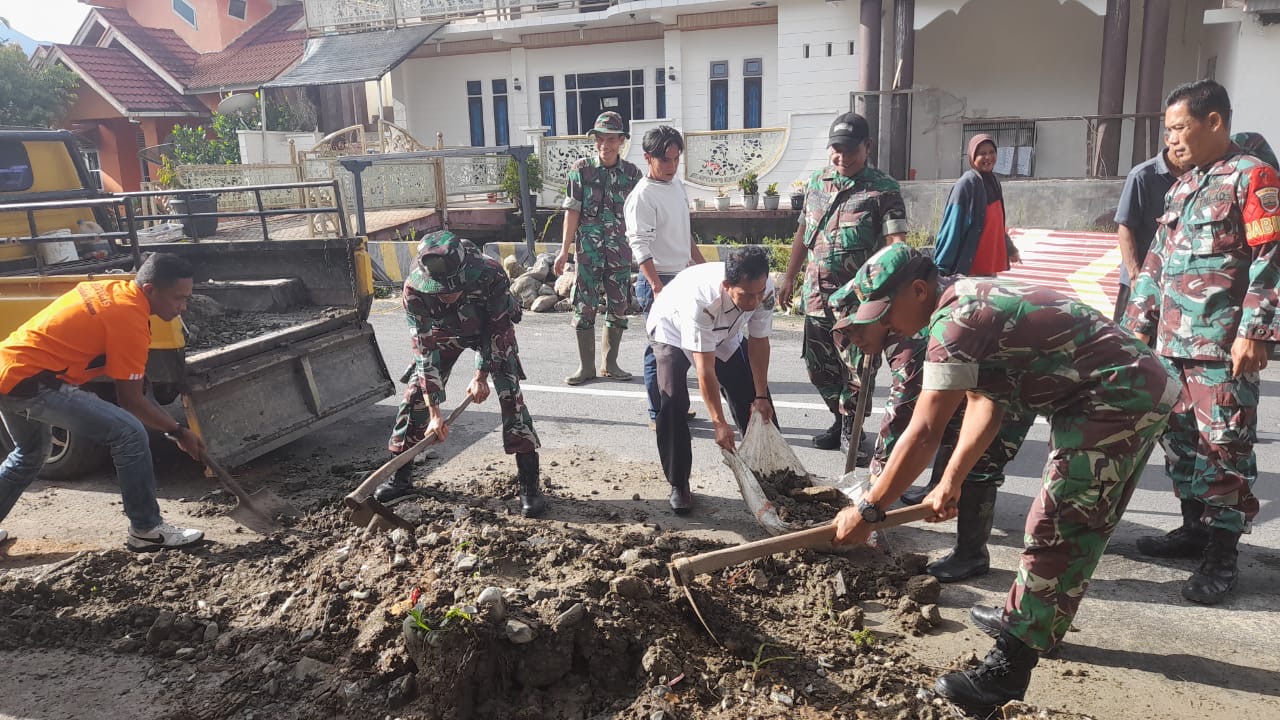 Sikapi Laporan Warga, Bupati Sabar AS Terjunkan Personil Bersihkan Material Bekas Lokasi Banjir