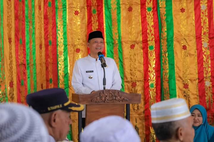 Kehadiran Sabar AS dalam sertijab Wali Nagari Tanjung Betung disambut antusias warga