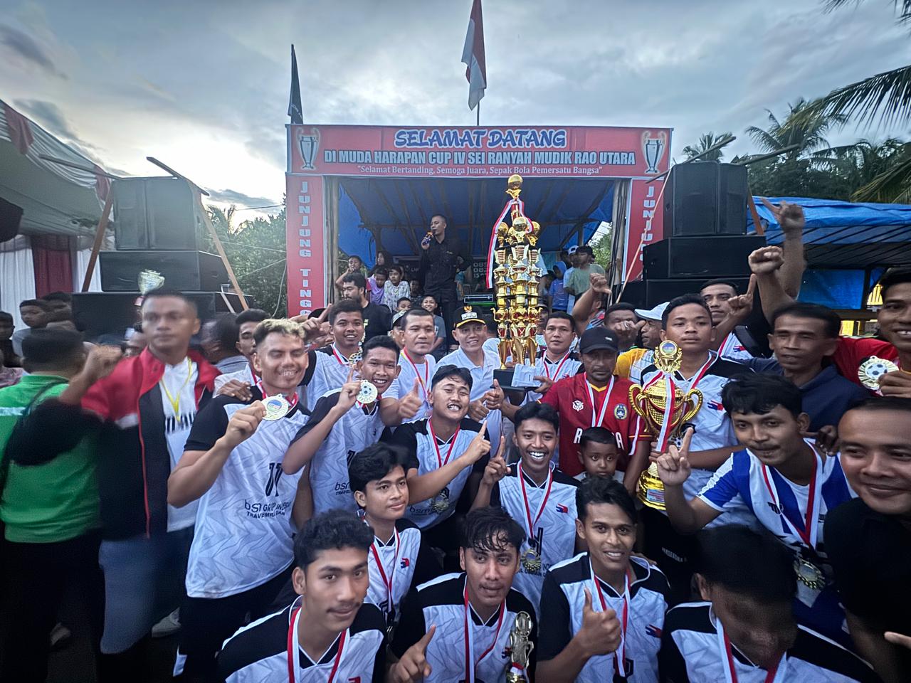 Tutup Turnamen Sepak Bola Sungai Ranyah Rao Utara, Bupati Sabar AS serahkan hadiah.