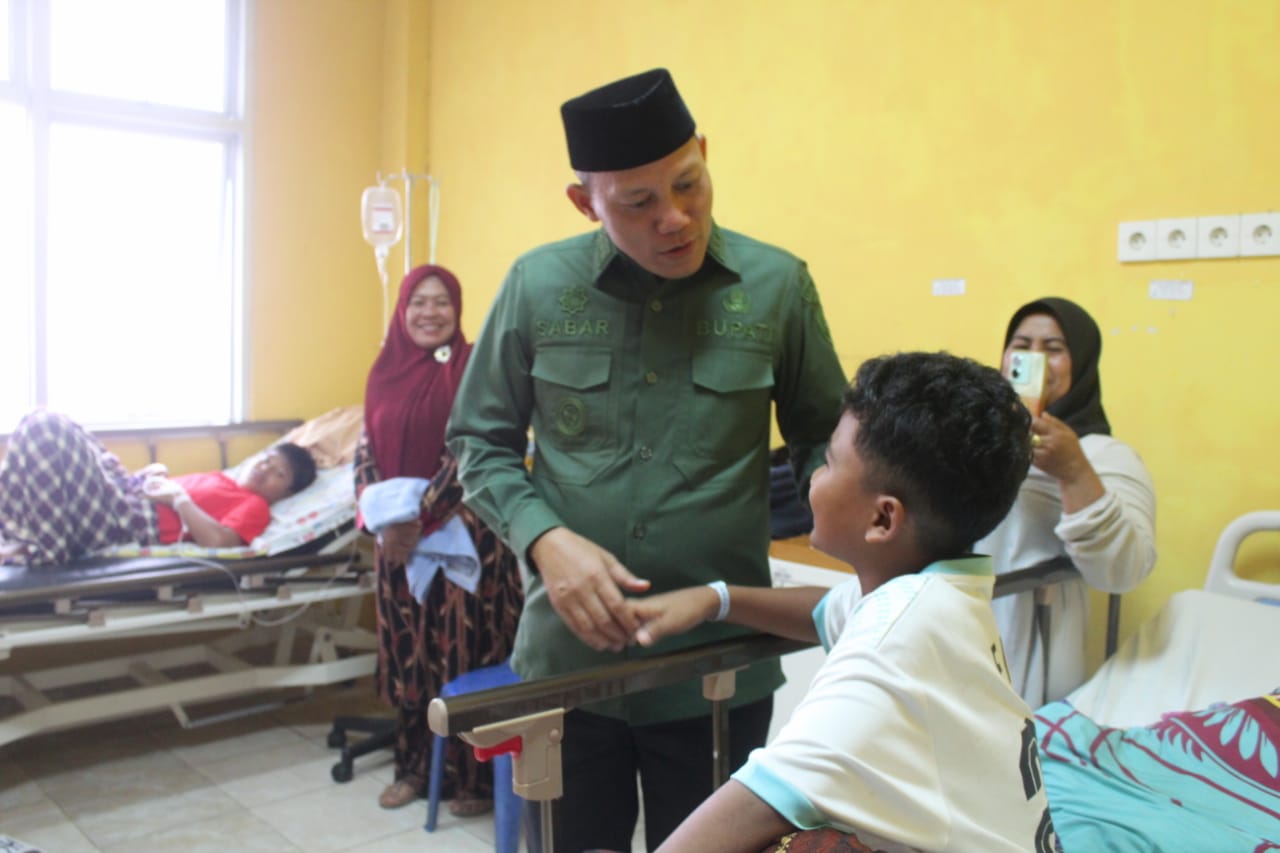 Bupati Sabar AS beserta Kapolres Pasaman,  tinjau langsung 73 Orang Siswa SMP IT Cahaya Madani Dilarikan ke RSUD Tuanku Imam Bonjol