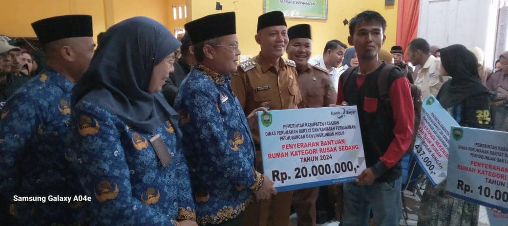 Sabar AS Serahkan Secara Simbolis Bantuan Rehab Rumah Pasca Bencana Gempa Malampah