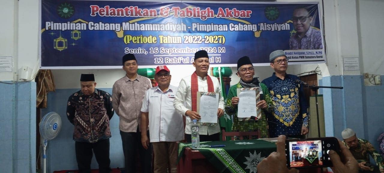 Bupati Sabar AS berikan ucapan selamat saat menghadiri pelantikan Pimpinan Cabang Muhammadiyah Bonjol.