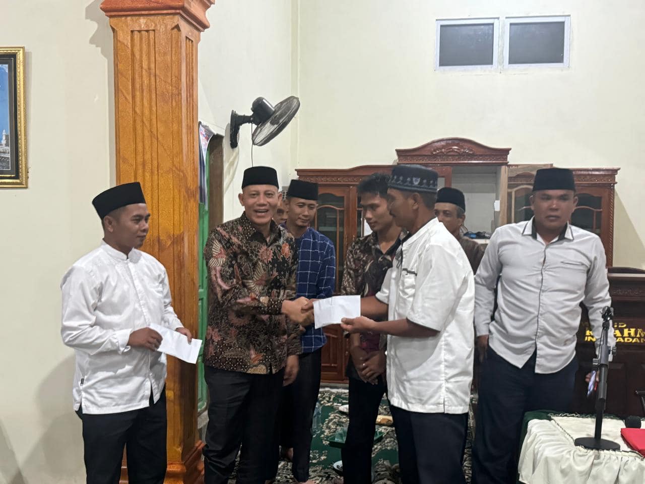 Bupati Pasaman Hadiri Undangan Maulid Nabi Di Masjid Baiturahman Kampuang Padang. Sabar AS Apresiasi Remaja Masjid