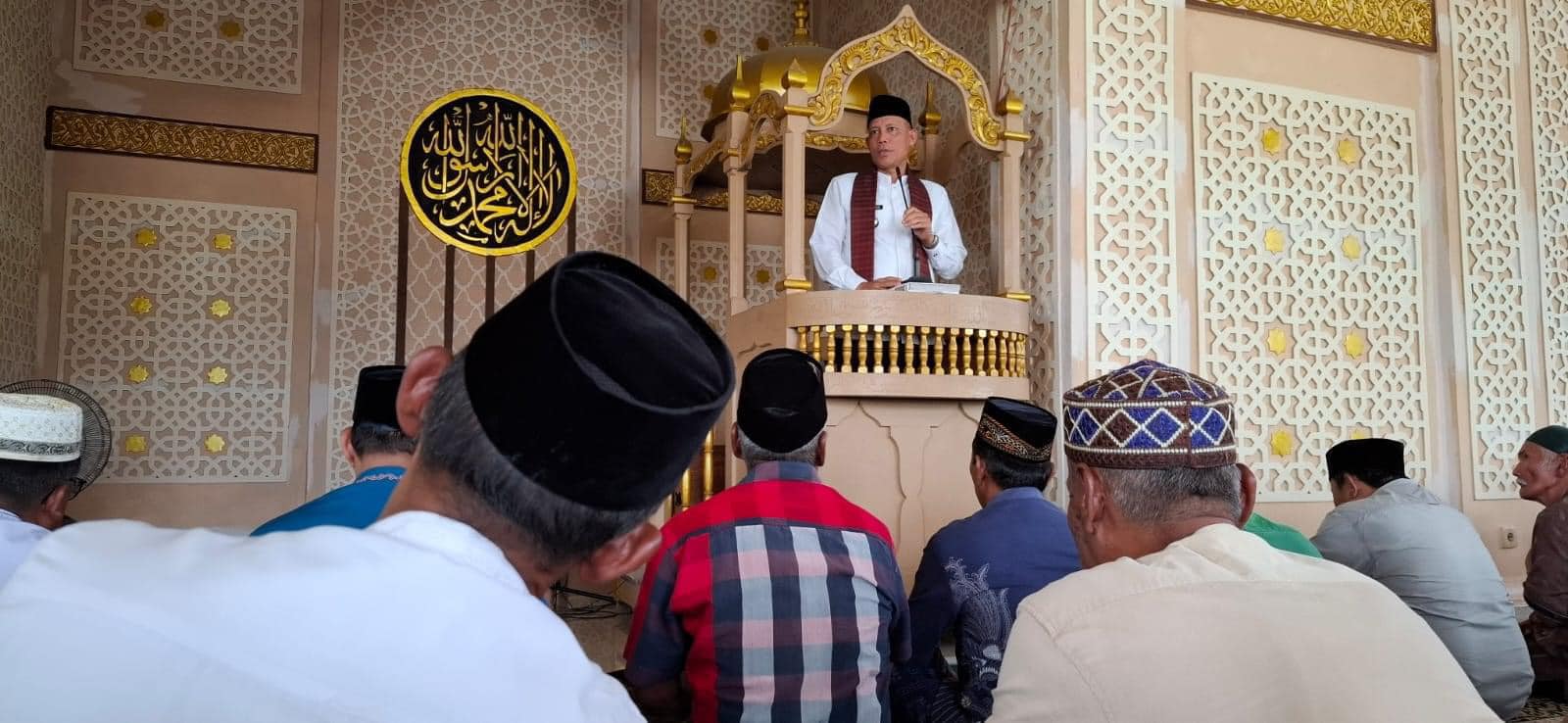 Jadi Khatib dan Imam di Mesjid  Nurul Iman Sitombol, Kecamatan Padang Gelugur, ini pesan Bupati Sabar AS.