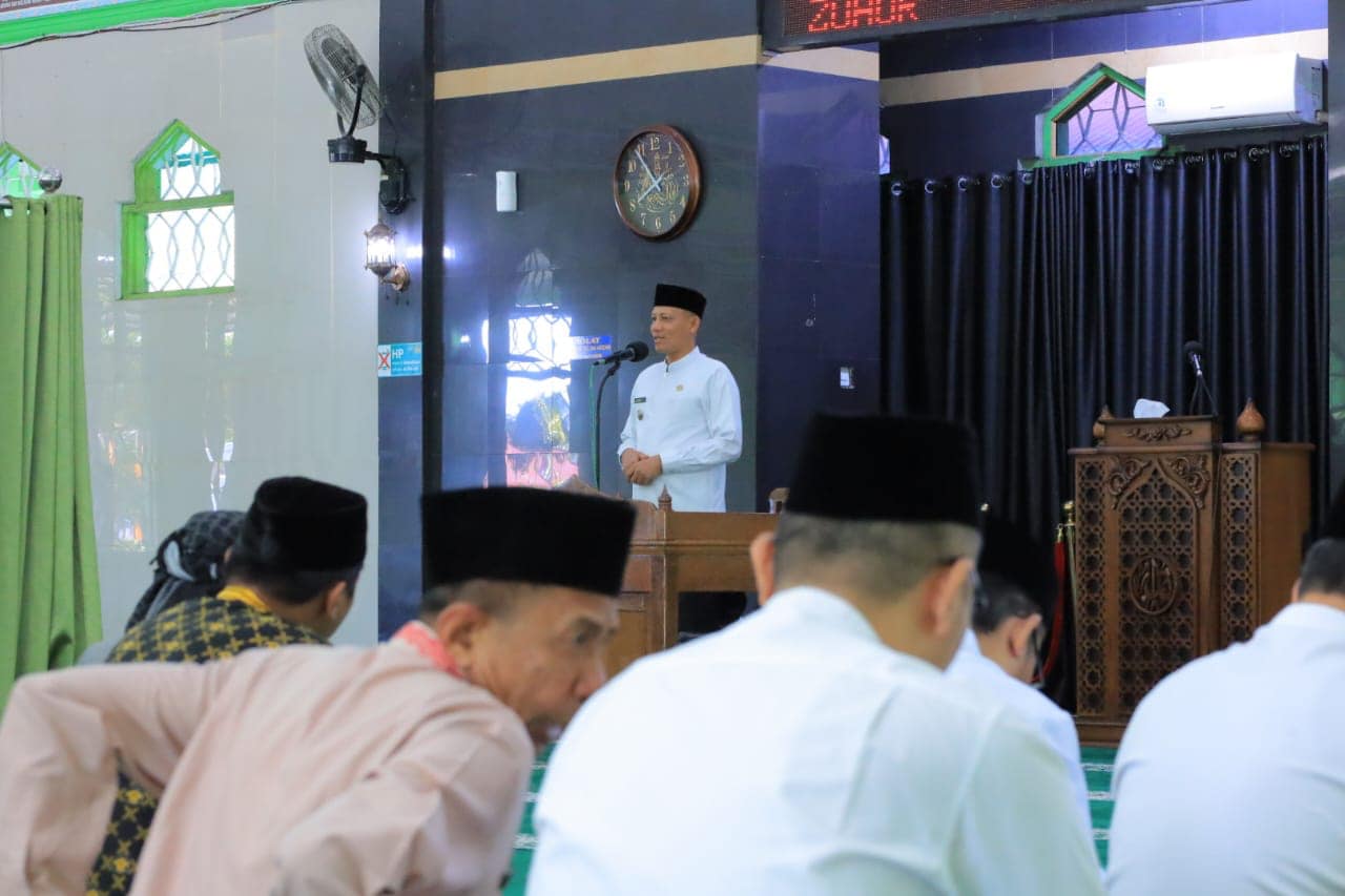 Wirid Rutin ASN Pemkab Pasaman, Bupati Sabar AS serahkan hadiah Umroh.