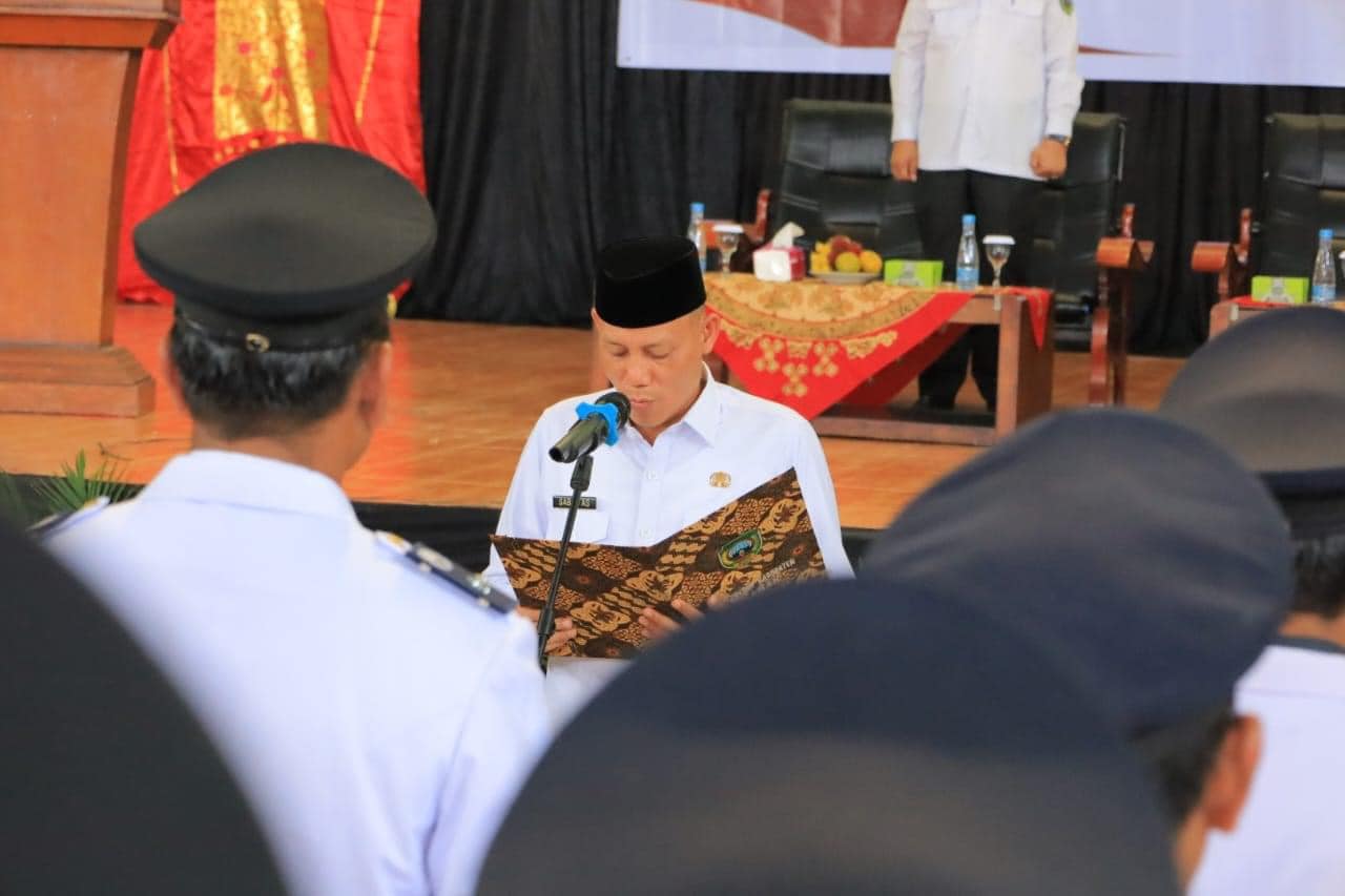 Bupati Pasaman Sabar AS Serahkan SK Perpanjangan Masa Jabatan Wali Nagari Se-Kabupaten Pasaman.